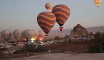 Kapadokya'da balonlar Türk bayraklarıyla uçtu