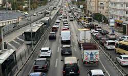 İstanbul'da sabah saatlerinde etkili olan sağanak trafik yoğunluğunu artırdı