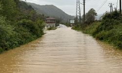 Sağanak nedeniyle derenin taşması sonucu kara yolu ulaşıma kapandı