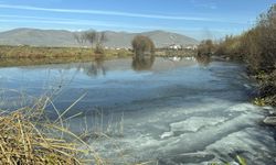 Soğuk hava nedeniyle Kura Nehri'nin yüzeyi buz tuttu