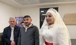 Yolda kalan gelin ve damat 11 saat sonra kurtarıldı