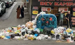 Buca'da işçilerin grevi nedeniyle sokaklarda çöp yığınları oluştu