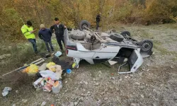 Zonguldak'ta devrilen otomobilde sıkışan çift yaralandı