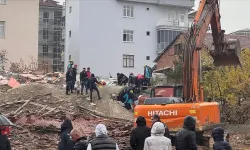 Malatya'da ağır hasarlı bina yıkılırken iş makinesinin üzerine devrildi