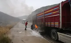 Seyir halindeki tırın lastiği alev aldı