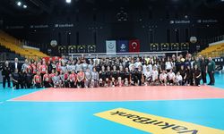 VakıfBank Kadın Voleybol Takımı Kız Öğrencileri Evinde Ağırladı