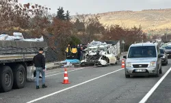 Gaziantep'te tıra çarpan kamyonetin sürücüsü öldü