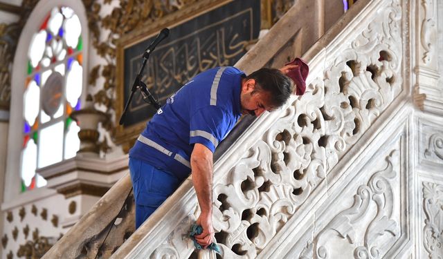 İzmir'in ibadethanelerinde bayram temizliği