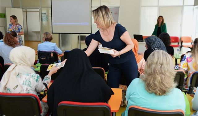 'Kadın Yazarıyla Buluşuyor' projesinde ilk kitap dağıtıldı