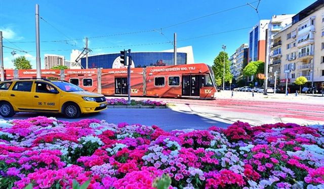 İzmir'de cadde ve meydanları çiçek açtı