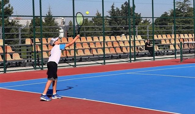 Kayseri Büyükşehir, 12 Yaş Hafta Sonu Tenis Turnuvası'na ev sahipliği yapıyor