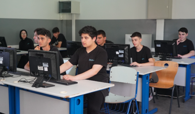 İETT, Tuzla Ahmet Yesevi Anadolu Lisesi'nin bilgisayar laboratuvarını yeniledi