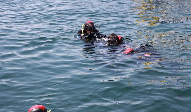 İstanbul'da dalgıçlar su altı temizliği yaptı