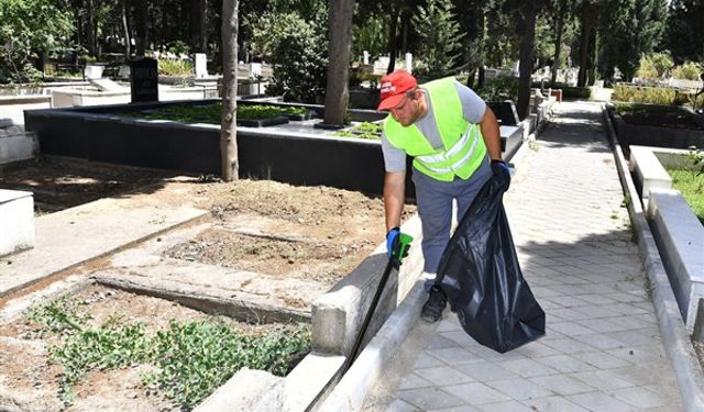 İzmir'de bayram öncesi mezarlıklar için özel bakım