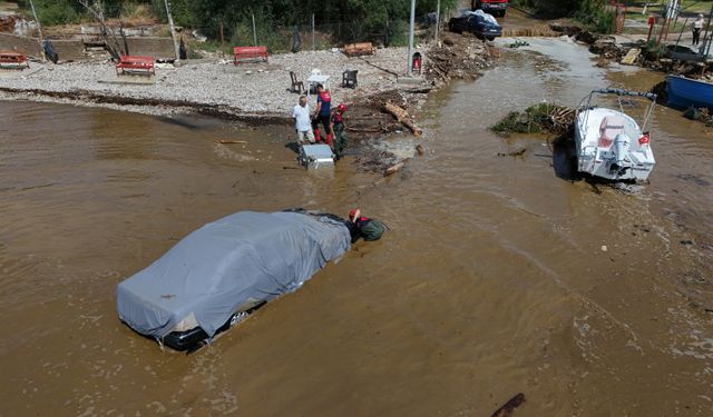 İzmir'de sağanak hayatı olumsuz etkiledi: Yol çöktü, bazı ev ve iş yerlerini su bastı