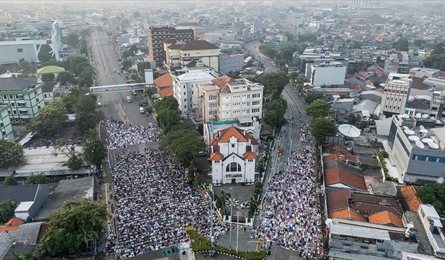 Endonezya'da Müslümanlar bayram namazı için camilere akın etti