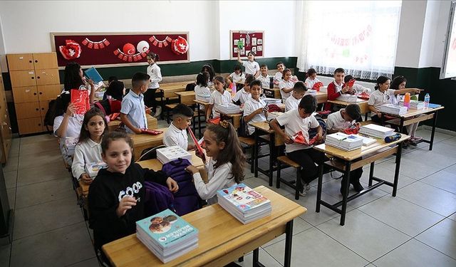 Okullar açıldı: 20 milyon öğrenci bugün dersbaşı yaptı