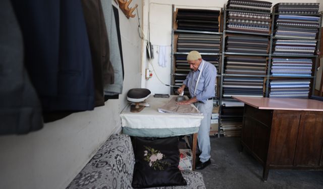 Hazır giyim sektörü büyüyor, o ise 60 yıldır terzilik yapıyor