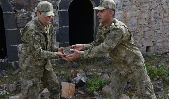 Mehmetçik ecdadın vatan savunmasında kullandığı tabyaları temizledi