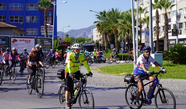 Muğla'da "Askıda Bisiklet" projesiyle 30 çocuğa bisiklet hediye edildi