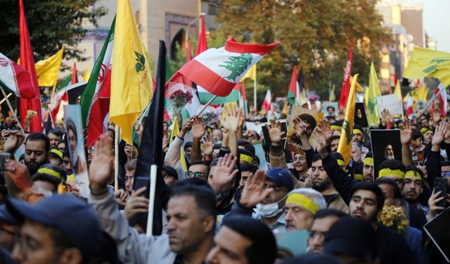 Tahran'da binlerce kişi İsrail saldırılarını protesto ve Hizbullah'a destek için toplandı