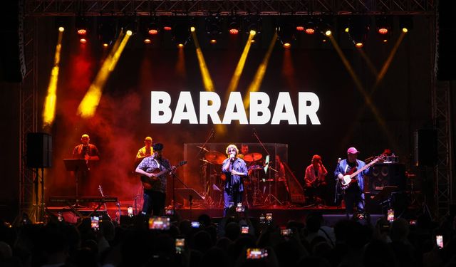 Barabar, Cuma İş Çıkışı’nda İş Sanat’taydı