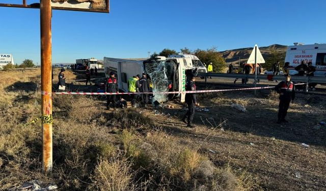 Aksaray'da yolcu otobüsü devrildi! Ölü ve yaralılar var