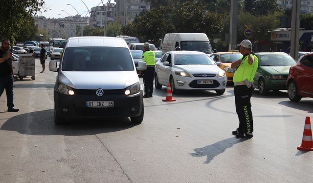 Adana'da yayalara yol vermeyen sürücülere ceza kesildi