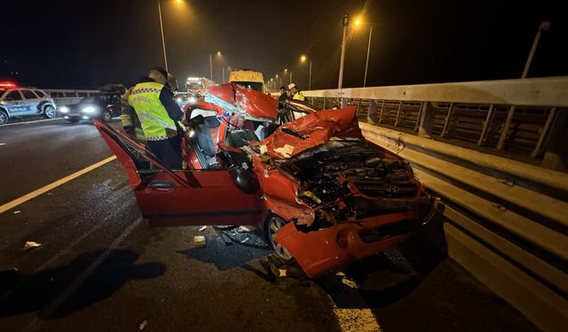 Anadolu Otoyolu'nda tıra çarpan otomobildeki 4 kişi yaralandı