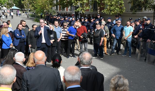 Arnavutluk'ta protestocular, Tiran Belediye Başkanı Veliaj'ın istifasını istedi