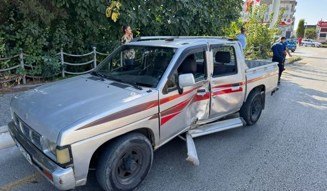 Aydın'da pikaba çarpan motosikletteki 2 kişi yaralandı