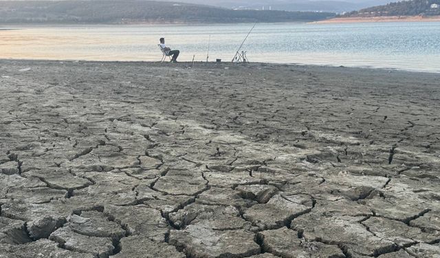 Bolu'daki Gölköy Baraj Gölü'nün bazı bölümlerinde su 35 metre çekildi