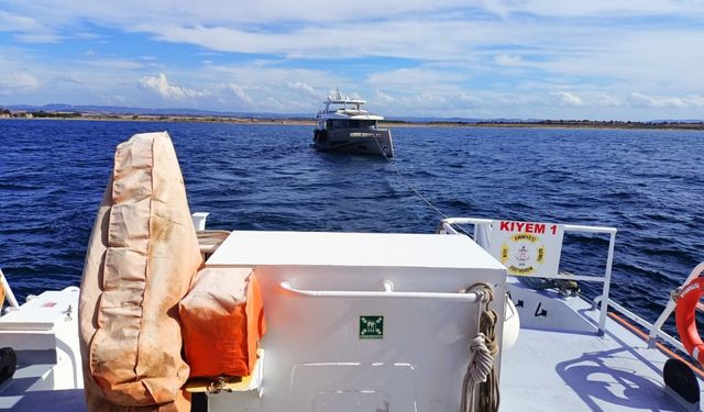 Çanakkale Boğazı'nda sürüklenen tekne kurtarıldı