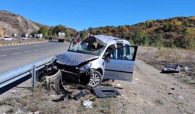 Çankırı'da şarampole devrilen hafif ticari araçtaki 5 kişi yaralandı