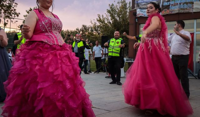 Engelli gençler temsili düğünde gönüllerince eğlendi