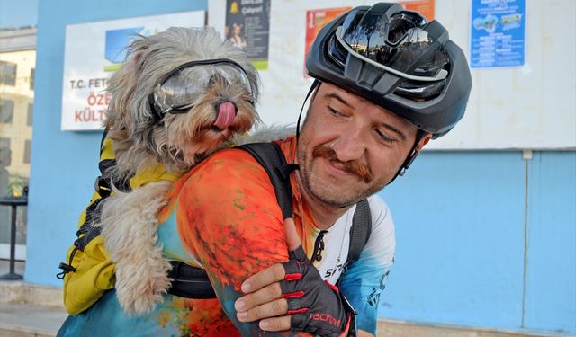 Enkazdan kurtardığı köpeğiyle bisiklet turu yapıyor