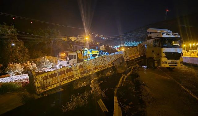 Hatay'da şarampole düşen tırdaki domatesler yola saçıldı