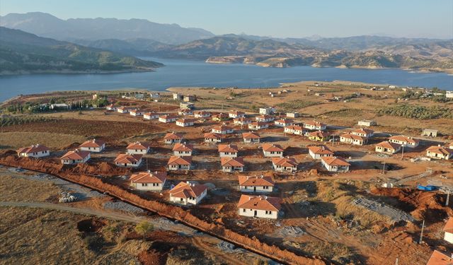 Kahramanmaraş'ta depremzedeler için yapılan 531 köy evinin anahtarı teslim edildi