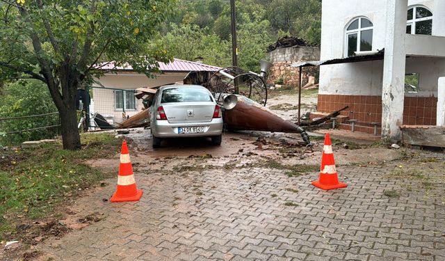 Karabük'te şiddetli fırtına cami minaresini devirdi