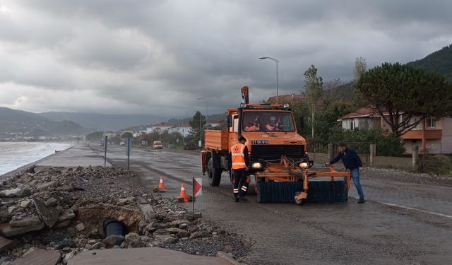 Kastamonu'da dalgalar sahildeki yürüyüş yoluna zarar verdi