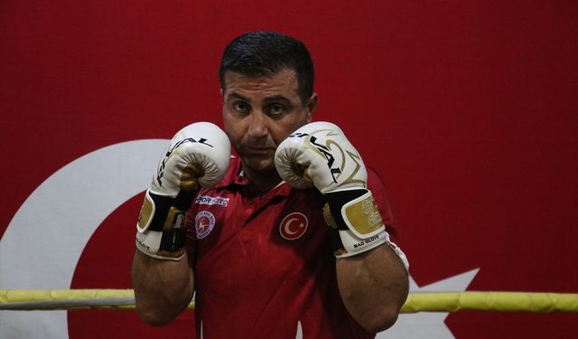 Kick boksçu muhtar hem hizmet ediyor, hem sporcu yetiştiriyor