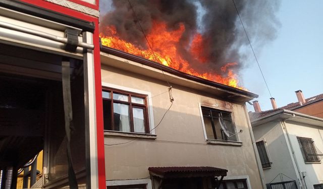 Sakarya'da çıkan yangında biri tarihi 3 ev zarar gördü