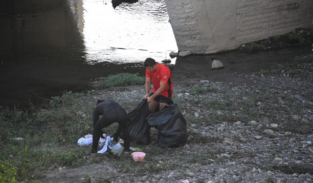 Samsun'da ırmakta ceset ihbarına giden ekipler temizlik yaptı