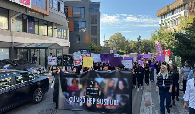 Üsküdar Üniversitesi öğrencileri kadına ve çocuğa yönelik şiddeti protesto etti