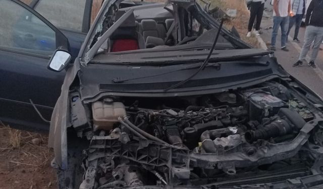 Yolcu otobüsü ile otomobilin çarpıştığı kazada 1 kişi öldü, 1 kişi yaralandı