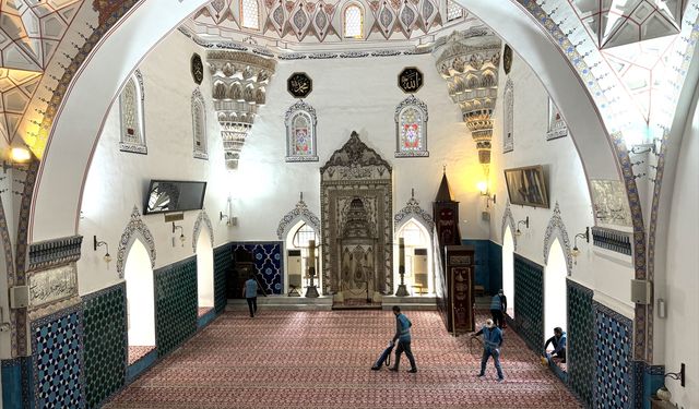 Denetimli serbestlik hükümlüleri tarihi Muradiye Camisi'nde temizlik ve bakım yaptı