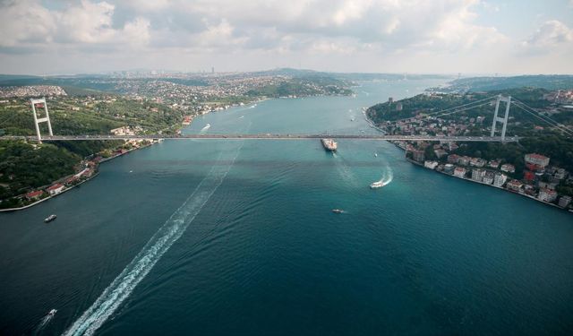 İstanbul Boğazı'nda gemi trafiği çift yönlü askıya alındı