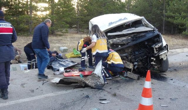 Karaman'da minibüs şarampole devrildi: 2 ölü, 13 yaralı