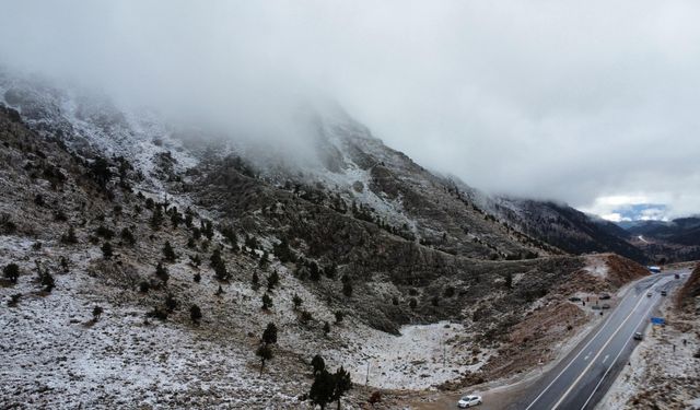 1825 metre rakımlı Alacabel'e mevsimin ilk karı yağdı