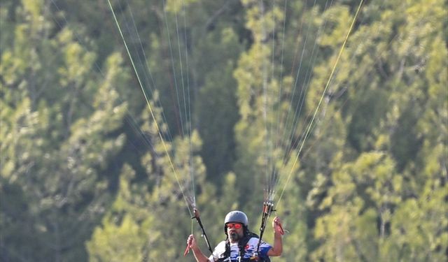 Adana'da 13. Kostümlü Yamaç Paraşütü Festivali başladı